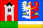 List tvoří žerďový pruh červeno-zeleně dělený v poměru 5_2, široký tři sedminy délky listu, a tři vodorovné pruhy, modrý, bílý a žlutý, v poměru 5_1_1. Ze zeleného pruhu vyrůstá bílá kvádrovaná věž s prázdnou bránou, černým oknem, cimbuřím a černou stanovou střechou se žlutou makovicí. V modrém pruhu bílo-červeně polcená orlice se žlutou zbrojí a jetelovitě zakončeným perizoniem. Poměr šířky k délce listu je 2_3. Vlajka Bezdružice