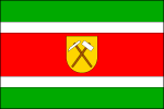 List tvoří pět vodorovných pruhů, zelený, bílý, červený, bílý a zelený v poměru 2_1_4_1_2. V červeném pruhu žlutý štítek se zkříženými hornickými kladívky. Poměr šířky k délce listu je 2_3. Vlajka Vrchlabí