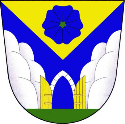 V modrém štítě, pod zvýšeným zlatým klínem s modrým květem lnu se zeleným středem na zeleném trávníku, prázdná stříbrně kvádrovaná gotická brána s otevřenými zlatými vraty mezi stříbrnými skalami. Znak Adršpach