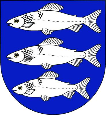V modrém štítě tři stříbrní lipani pod sebou. Znak Aš