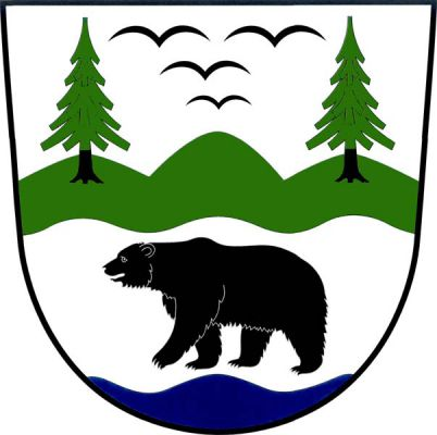 Ve stříbrném, vlnitě děleném štítě nahoře zelené trojvrší, z krajních vrchů vyrůstají dva zelené smrky s černými kmeny, nad prostředním vrchem čtyři (2,1,1) černé siluety letících ptáků, dole nad modrou vlnitou patou kráčející černý medvěd. Znak Bernartice