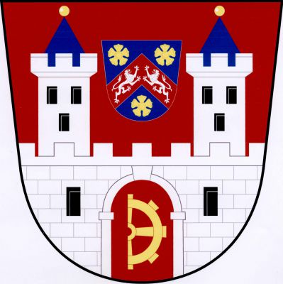 V červeném štítě stříbrná kvádrovaná hradba se sedmi stínkami, s prolomenou branou a po každé straně s černým oknem. Z hradby vynikají dvě stříbrné věže s cimbuřím se třemi stínkami a se třemi (2, 1) černými okny, s modrou stanovou střechou se zlatou makovicí. Mezi věžemi modrý štítek s červenou sníženou krokví provázenou třemi (2, 1) zlatými růžemi, v ní dva proti sobě vyskakující stříbrní lvi, v bráně levá polovina zlatého palečného kola. Znak Biskupice-Pulkov