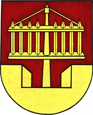 V červeném štítě vyrůstá z hradby se dvěma stínkami do krajů šraňk, vše zlaté. Znak Bohdaneč