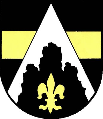 V černém štítě se zlatým břevnem stříbrný hrot, v něm černé skalnaté trojvrší se zlatou lilií. Znak Černolice