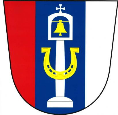 Červeno-modro-stříbrně polcený štít. V modrém poli stříbrná sloupová zvonička se zlatým zvonem na závěsu, zakončená tlapatým křížkem. Sloup přeložen obrácenou zlatou podkovou. Znak Chyšná