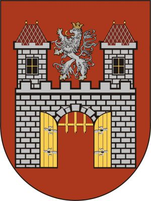 V červeném štítě stříbrná kvádrovaná hradba s cimbuřím o šesti stínkách prolomená branou s otevřenými vraty a vytaženou mříží, obojí zlaté. Z hradby vynikají dvě stříbrné kvádrované věže s cimbuřím o třech stínkách, s černým oknem a červenou valbovou střechou zakončenou dvěma zlatými makovicemi. Mezi věžemi na hradbě český lev. Znak Dvůr Králové nad Labem