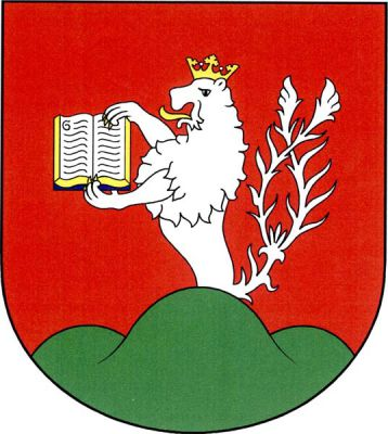 V červeném štítě ze zeleného trojvrší vyrůstající stříbrný korunovaný dvouocasý lev se zlatou zbrojí držící otevřenou stříbrnou knihu s černým textem a zlatou ořízkou. Znak Hudlice