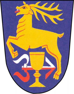 V modrém štítě pod zlatým jelenem ve skoku zlatý kalich doleva podložený stříbrno-červeně dělenou zavinulou střelou. Znak Javorník