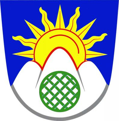 V modrém štítě vychází se stříbrného trojvrší se zeleným kruhovým mřežovaným sítem zlaté slunce. Znak Kamenná