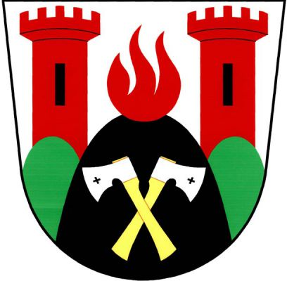 Ve stříbrném štítě trojvrší s krajními zelenými a středním černým vrchem, v něm zkřížené stříbrné sekery na zlatých topůrkách. Z prostředního vrchu šlehají červené plameny, z krajních vyrůstají dvě červené věže s cimbuřím, každá s jedním černým oknem. Znak Kolová