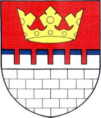 V červeném štítě nad stříbrnou kvádrovanou zdí s cimbuřím zlatá koruna. Znak Králův Dvůr