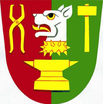 V červeno-zeleně polceném štítě nad zlatou kovadlinou stříbrná hlava psa věžníka se zlatým jazykem a trnitým obojkem, provázená kovářskými kleštěmi a kladivem, obojí zlaté. Znak Lesůňky