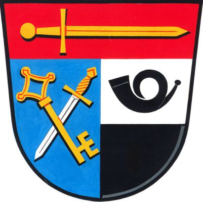 V polceném štítě pod červenou hlavou se zlatým doleva položeným mečem v pravém modrém poli kosmo položený zlatý gotický klíč zuby nahoru a dovnitř šikmo podložený stříbrným postaveným mečem se zlatým jílcem a záštitou, levé pole stříbrno-černě děleno, nahoře černá poštovní trubka náústkem ven. Znak Milovice u Hořic