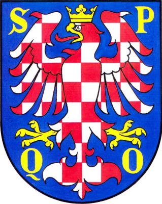 V modrém poli stříbrno-červeně šachovaná korunovaná orlice se zlatou zbrojí a červeným jazykem, provázená v rozích zlatými majuskulními písmeny SPQO. Znak Olomouc