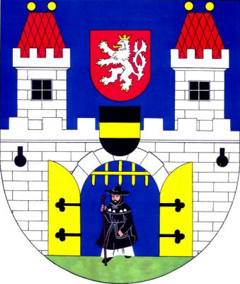V modrém štítě na zeleném trávníku stojí hradba, z ní vynikají dvě věže, každá s jedním oknem, červenou valbovou střechou a dvěma zlatými makovicemi, vše stříbrné, z kvádrů a ukončené cimbuřím; do hradby je prolomena brána s polovytaženou zlatou mříží, otevřenými zlatými vraty, černě kovanými, z ní vychází muž oděný v poutnickém šatě se stříbrnými mušlemi a s holí v pravé ruce; pod cimbuřím po stranách brány jsou dvě střílny; mezi věžemi je štítek se znakem Českého království (nyní malý znak České republiky), pod ním je na cimbuří zavěšen štítek se znakem pražského arcibiskupství. Znak Pelhřimov