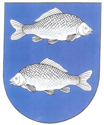 V modrém štítě dva nad sebou opačně plující stříbrní kapři, horní doleva. Znak Rybné