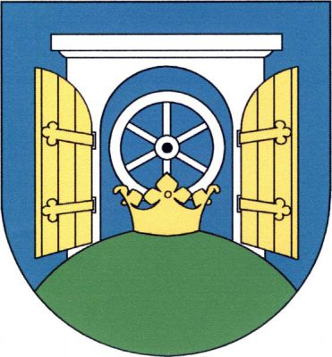 V modrém štítě na zeleném návrší stříbrná otevřená brána se zlatými vraty, v ní stříbrné vozové kolo na zlaté koruně o třech listech. Znak Stráž nad Nisou