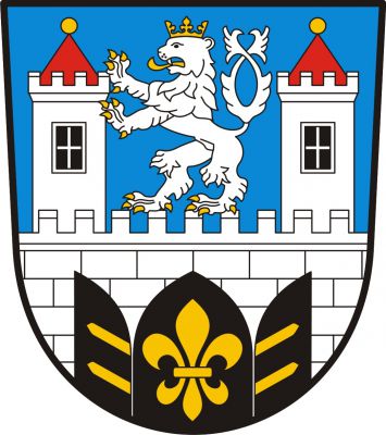 V modrém štítě stříbrná kvádrovaná hradba s prolomenou černou gotickou branou se zlatou lilií a otevřenými černými vraty na zlatých závěsech. Z hradby vynikají dvě stříbrné věže, každá s černým oknem, cimbuřím a červenou kuželovou střechou se zlatou makovicí. Mezi věžemi na hradbě český lev opřený předními tlapami o pravou věž. Znak Stříbro