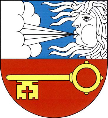 V modro-červeně děleném štítě nahoře stříbrný bůh větru Boreas. Dole položený zlatý klíč. Znak Větrušice