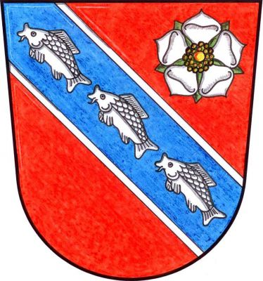 V červeném štítě modré, stříbrně lemované kosmé břevno se třemi kosmo plujícími stříbrnými kapry, nahoře stříbrná růže se zlatým semeníkem a zelenými kališními lístky. Znak Žár